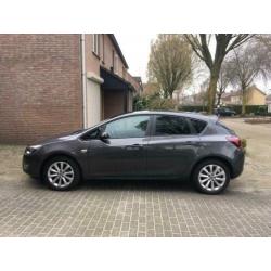 Opel Astra 1.4 Turbo 103KW 5D 2012 Grijs met achterschade