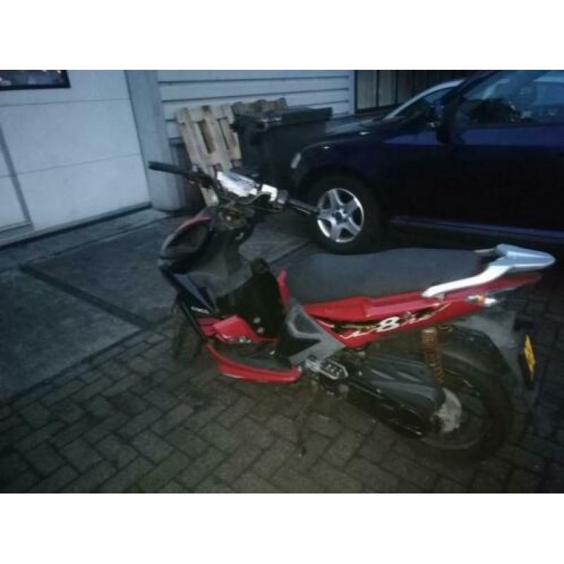 OPKNAPPER: Kymco super 8 | 45km | 2008 | 14.133km gelopen