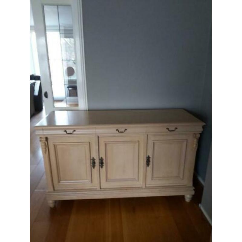 Dressoir geheel van eikenhout. White wash, afm.153x 53x 90cm