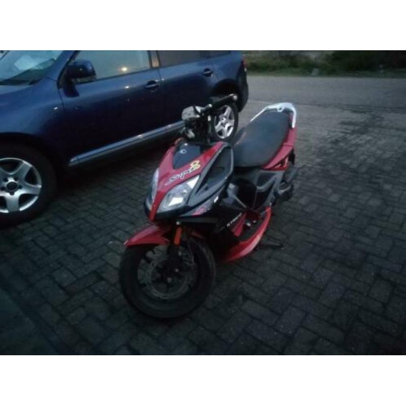 OPKNAPPER: Kymco super 8 | 45km | 2008 | 14.133km gelopen