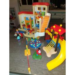 Kinderdagverblijf en speeltuin playmobil