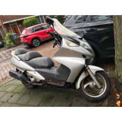 Honda 600cc Silverwing motorscooter loop of sloop. Blok goed