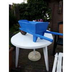 Blauw houten kruiwagentje