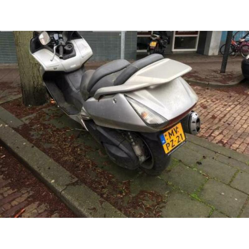 Honda 600cc Silverwing motorscooter loop of sloop. Blok goed