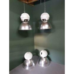 4 Industriele Holophane lampen jaren 90, €140,-.