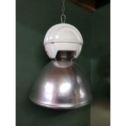 4 Industriele Holophane lampen jaren 90, €140,-.