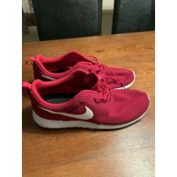 Nike roshe run rood heren maat 44,5 als nieuw!