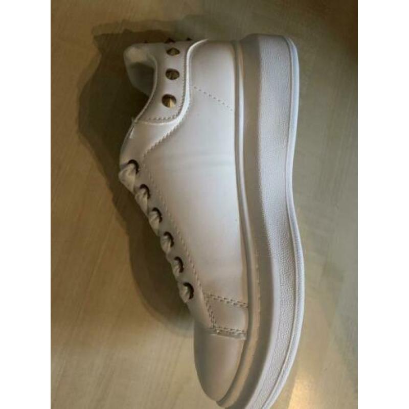 Nieuw!! Witte sneakers met studs