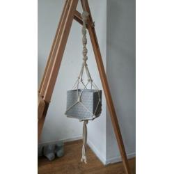 Handgemaakte macramé planten hanger met pot