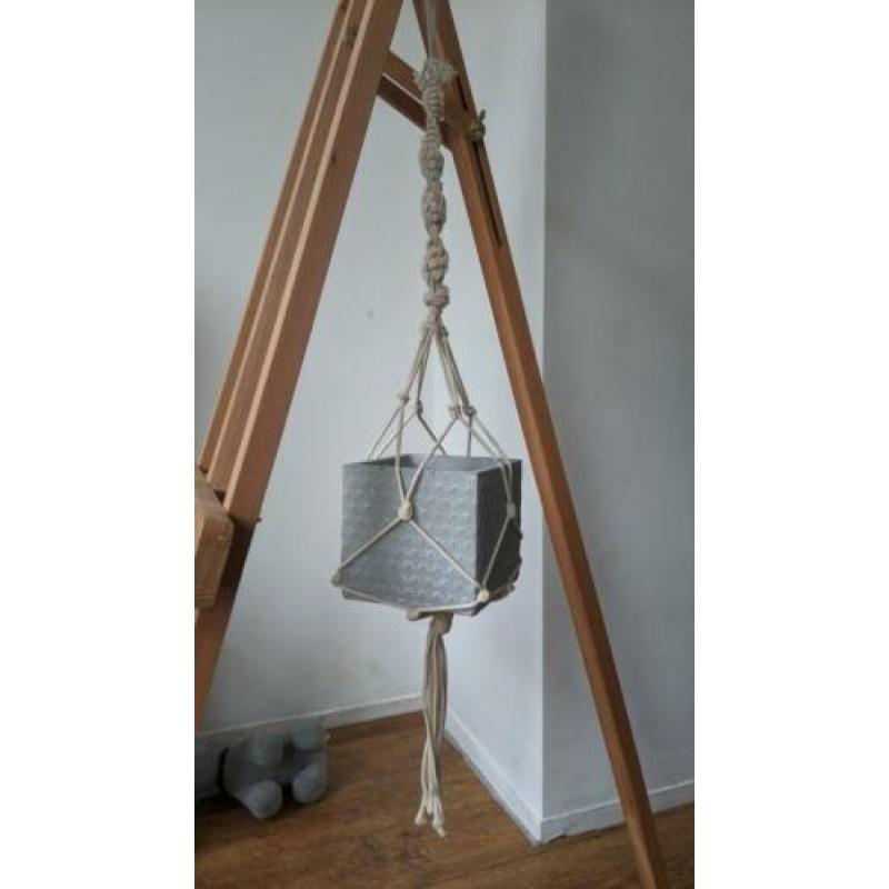 Handgemaakte macramé planten hanger met pot