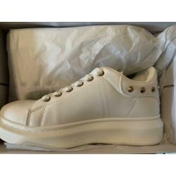 Nieuw!! Witte sneakers met studs