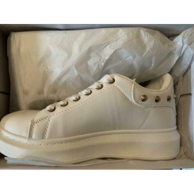 Nieuw!! Witte sneakers met studs