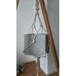 Handgemaakte macramé planten hanger met pot