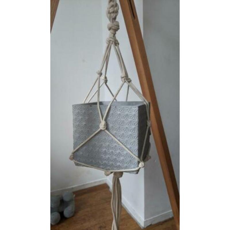 Handgemaakte macramé planten hanger met pot