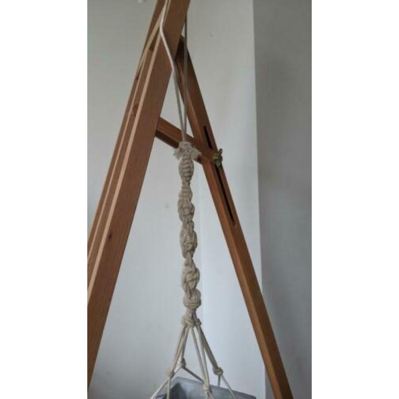 Handgemaakte macramé planten hanger met pot