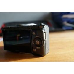 Sony nex 5 met kitlens, 2 accu's, oplader, tas en flitser