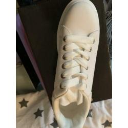 Nieuw!! Witte sneakers met studs