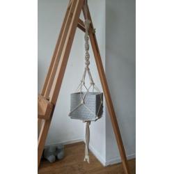 Handgemaakte macramé planten hanger met pot