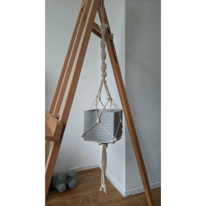 Handgemaakte macramé planten hanger met pot