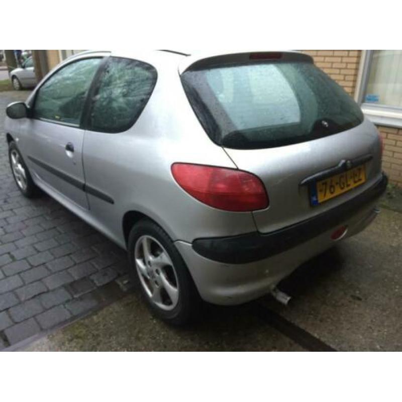 Peugeot 206 1.6-16V XT (bj 2001)