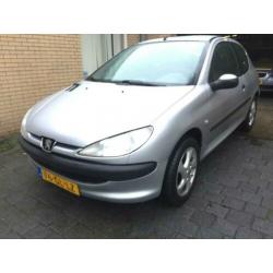 Peugeot 206 1.6-16V XT (bj 2001)