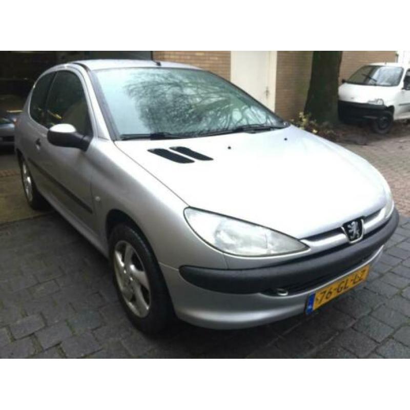 Peugeot 206 1.6-16V XT (bj 2001)