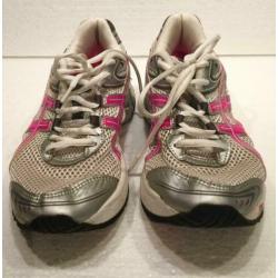 ASICS HARDLOOPSCHOENEN WIT / ROZE maat 38