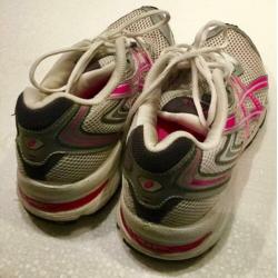 ASICS HARDLOOPSCHOENEN WIT / ROZE maat 38