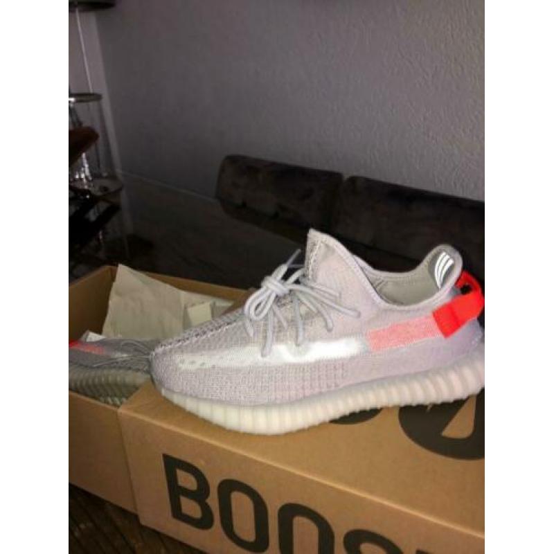 NEW YEEZY Boost 350 V2 Tail Light SIZE 42 2/3 US 9