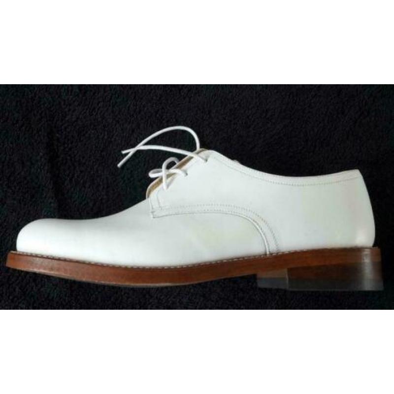 Nwe witte schoenen AvanG maat 42,5 breed verven?