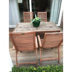 Houten tafel met 4 stoelen