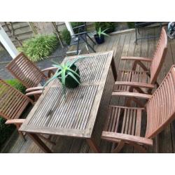 Houten tafel met 4 stoelen