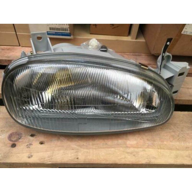 ? Mazda 121 koplamp rechts 8bdh-51-030 NIEUW