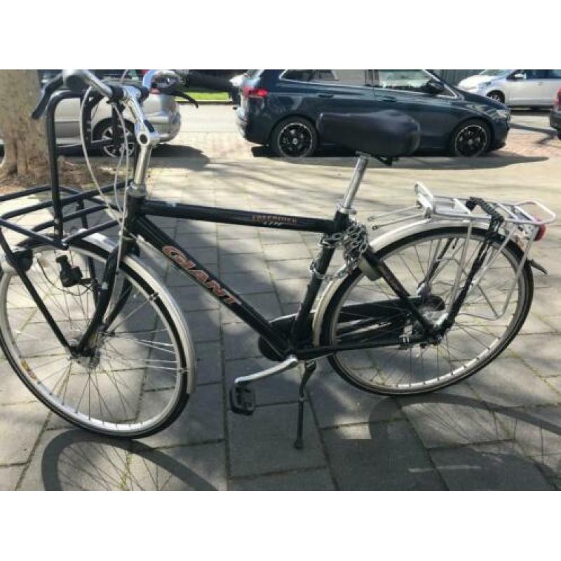 Zwarte Giant herenfiets van klein formaat