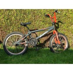 Mooie BMX met 360 graden stuur, stepjes, V- brakes