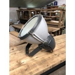 Antiek industrieel toonbank werkbank lamp kast tafel kijken