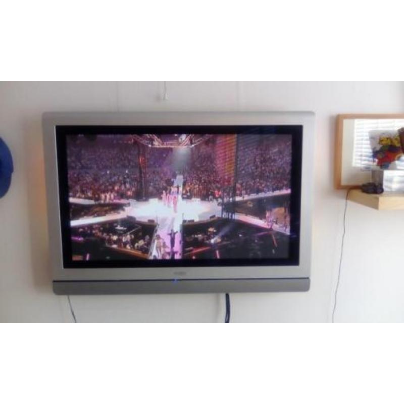 Leuke Philips ambilight tv met ophangbeugel