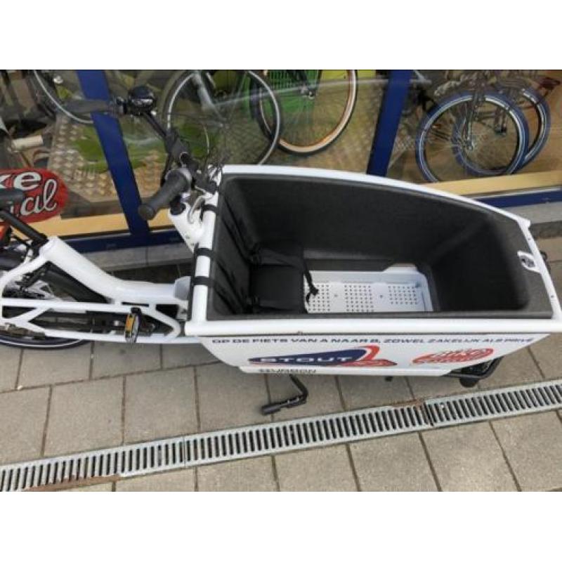 Urban Arrow bakfiets in de kleur wit en matzwart met Bosch