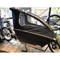 Urban Arrow bakfiets in de kleur wit en matzwart met Bosch