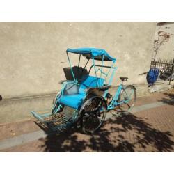 Leuke blauwe riksja fiets