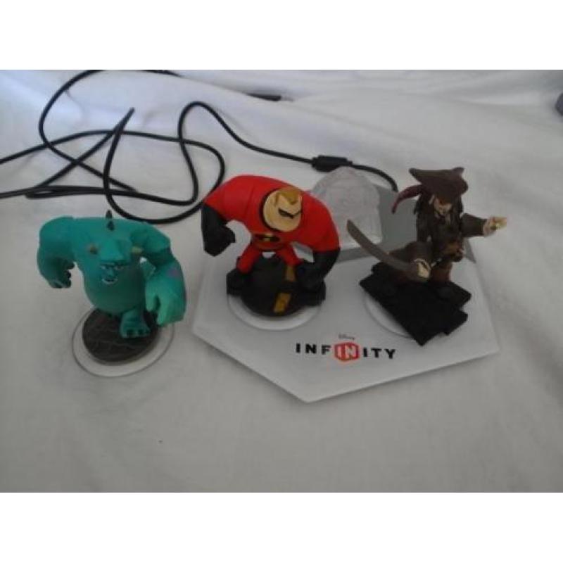 4 disney infinity poppetjes+ station De poppetjes + station