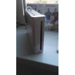 WII met 2 controllers, 1 stuurtje, opladeren en 6 games