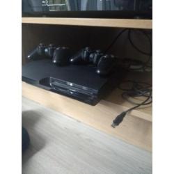 PS3 slim met een 17 spelletjes en 2 controllers